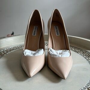 Steve Madden Daisie. Patent leather beige  Pointed toe 4" Heel Height Sz 9. EUC